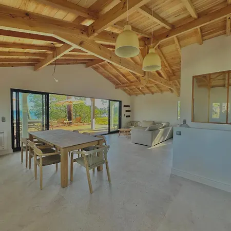 D'exception Au Bord Du Villa