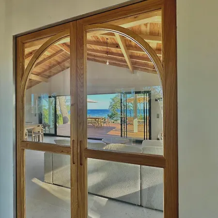 Villa D'exception Au Bord Du *